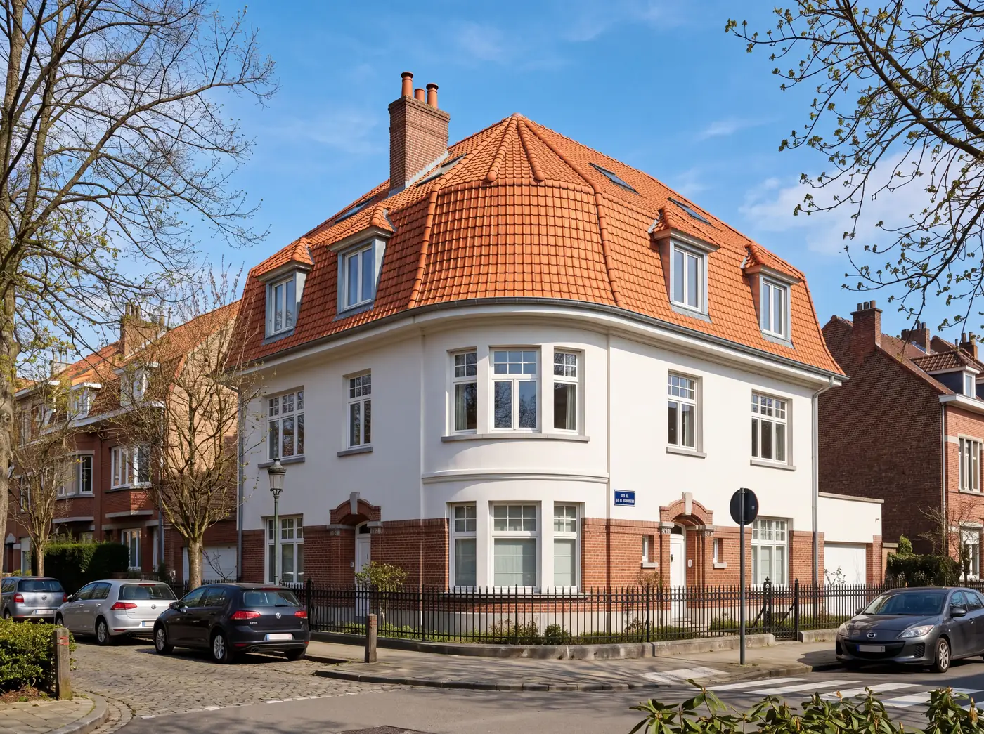 Maison bruxelloise d'angle — Toiture en tuiles (01) Maison bruxelloise d'angle de style 1920 avec toiture en tuiles d'argile orange, rénovée par un couvreur professionnel — Couvreur à Etterbeek