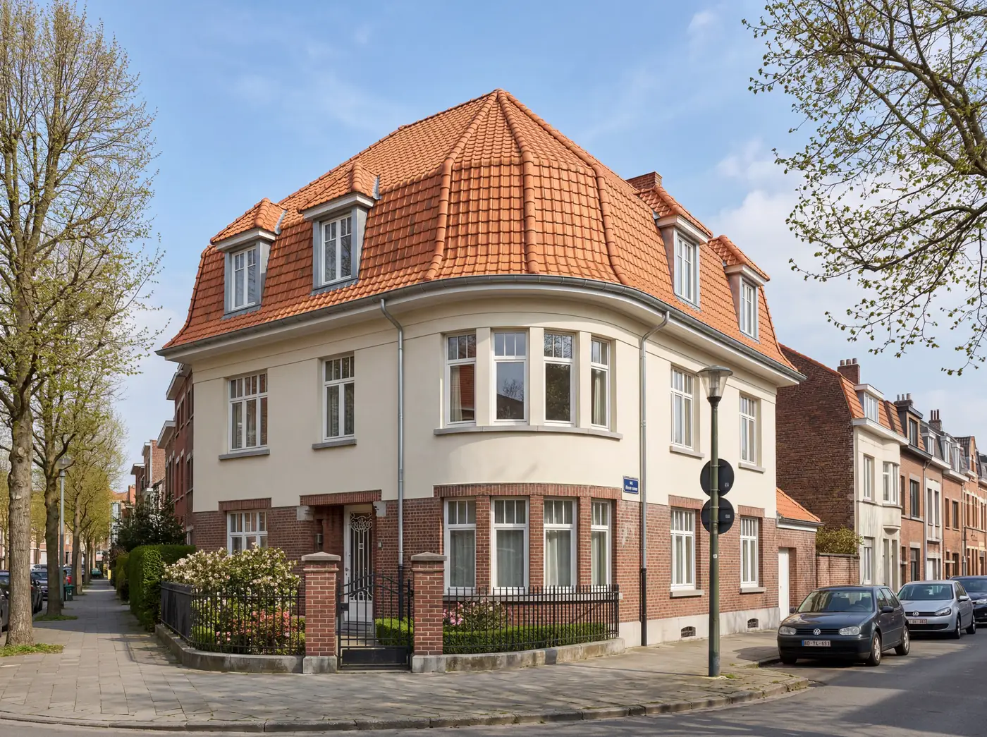 Maison bruxelloise d'angle — Toiture en tuiles (02) Maison bruxelloise d'angle de style 1920 avec toiture en tuiles d'argile orange, rénovée par un couvreur professionnel — Couvreur à Saint-Gilles
