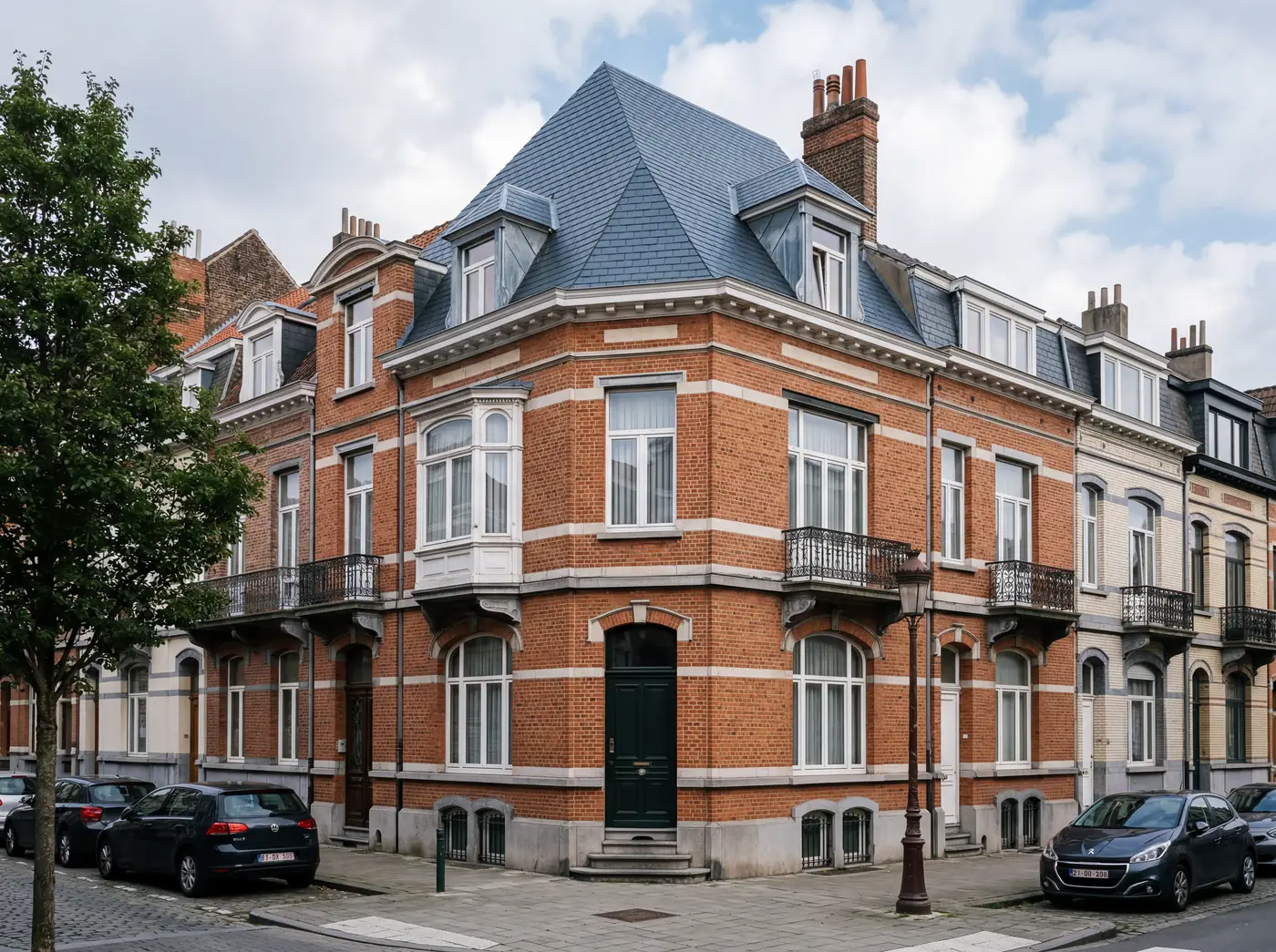 Maison de maître bruxelloise — Toiture en ardoise (01) Maison de maître bruxelloise en brique rouge avec toiture en ardoise naturelle, rénovée par un couvreur professionnel à Bruxelles — Couvreur à Ixelles