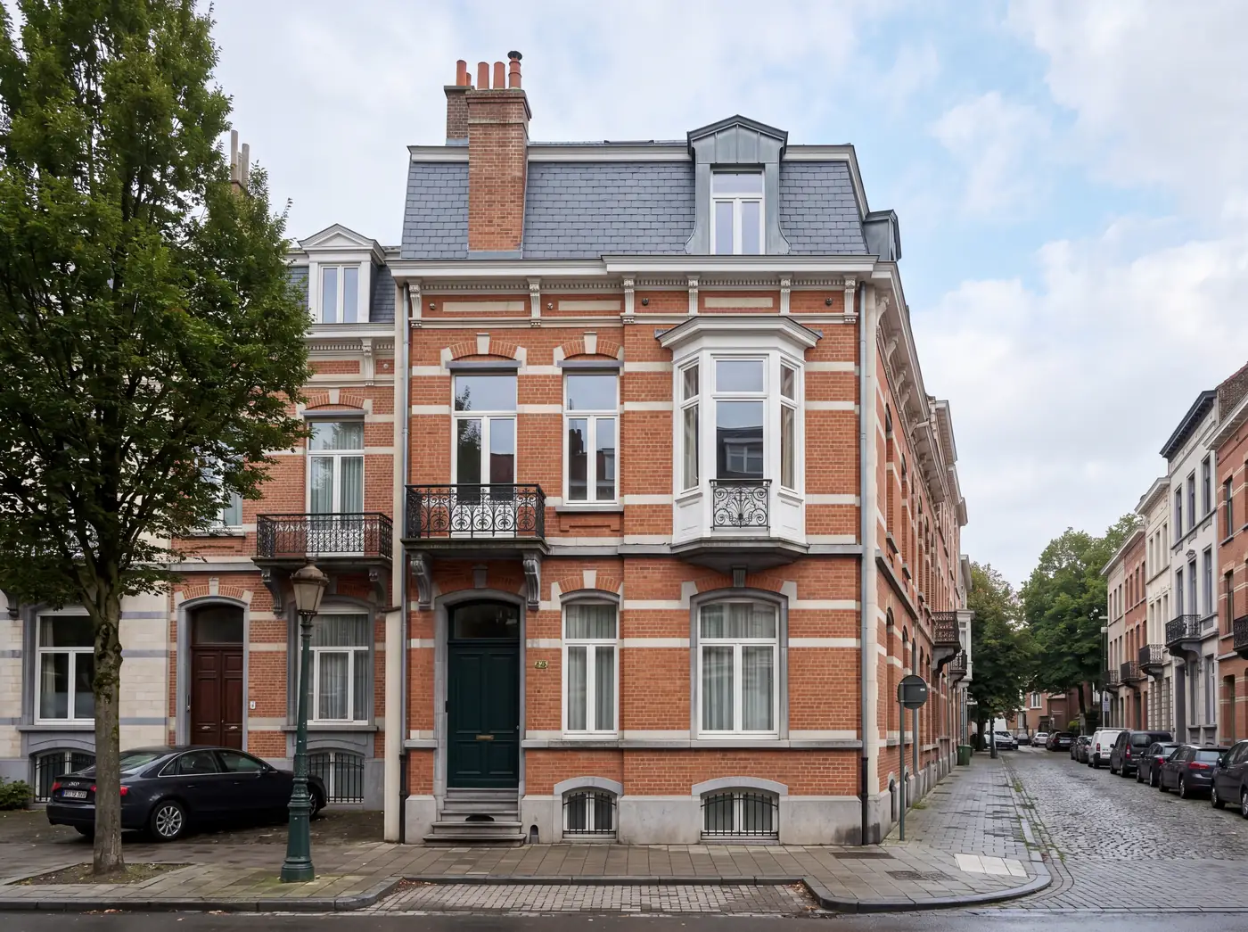 Maison de maître bruxelloise — Toiture en ardoise (02) Maison de maître bruxelloise en brique rouge avec toiture en ardoise naturelle, rénovée par un couvreur professionnel à Bruxelles — Couvreur à Bruxelles