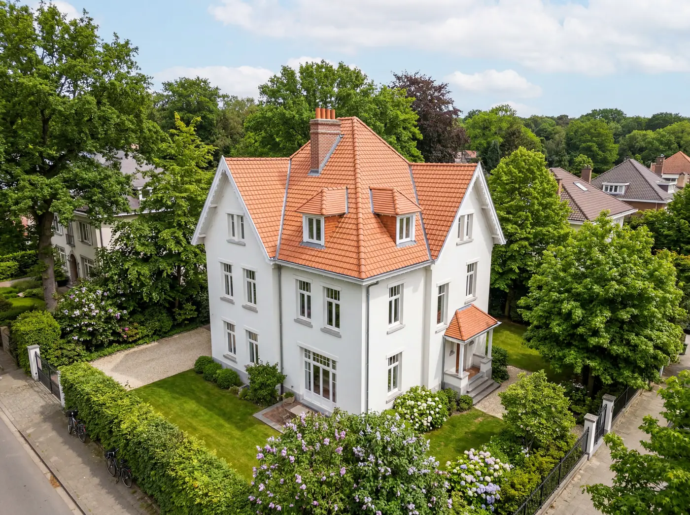 Pose de toiture neuve — Villa à tuiles oranges (02) Vue drone d'une villa blanche avec toiture neuve en tuiles oranges, posée par un couvreur professionnel à Bruxelles — Couvreur à Woluwe-Saint-Lambert