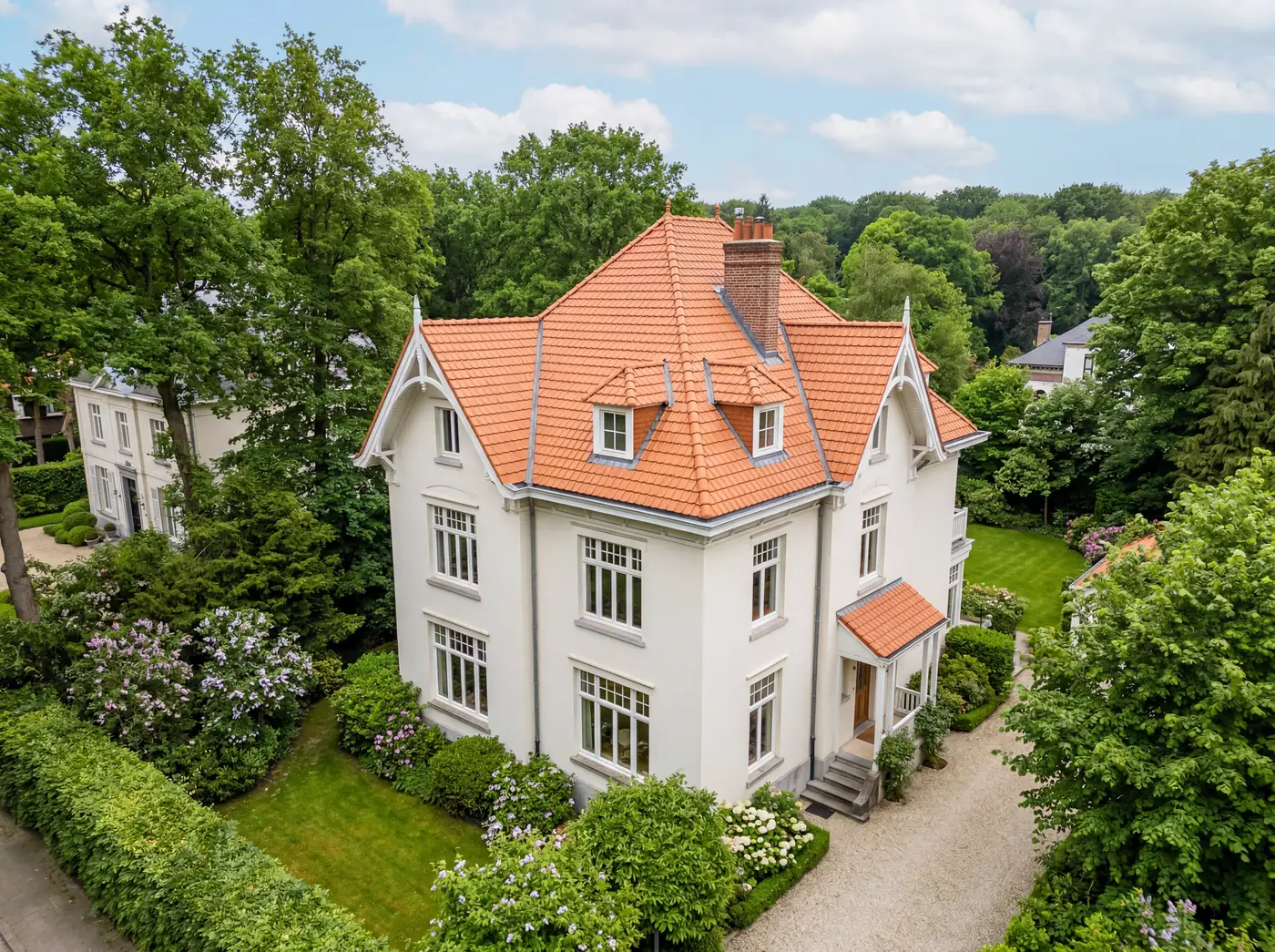 Pose de toiture neuve — Villa à tuiles oranges (03) Vue drone d'une villa blanche avec toiture neuve en tuiles oranges, posée par un couvreur professionnel à Bruxelles — Couvreur à Hoeilaart